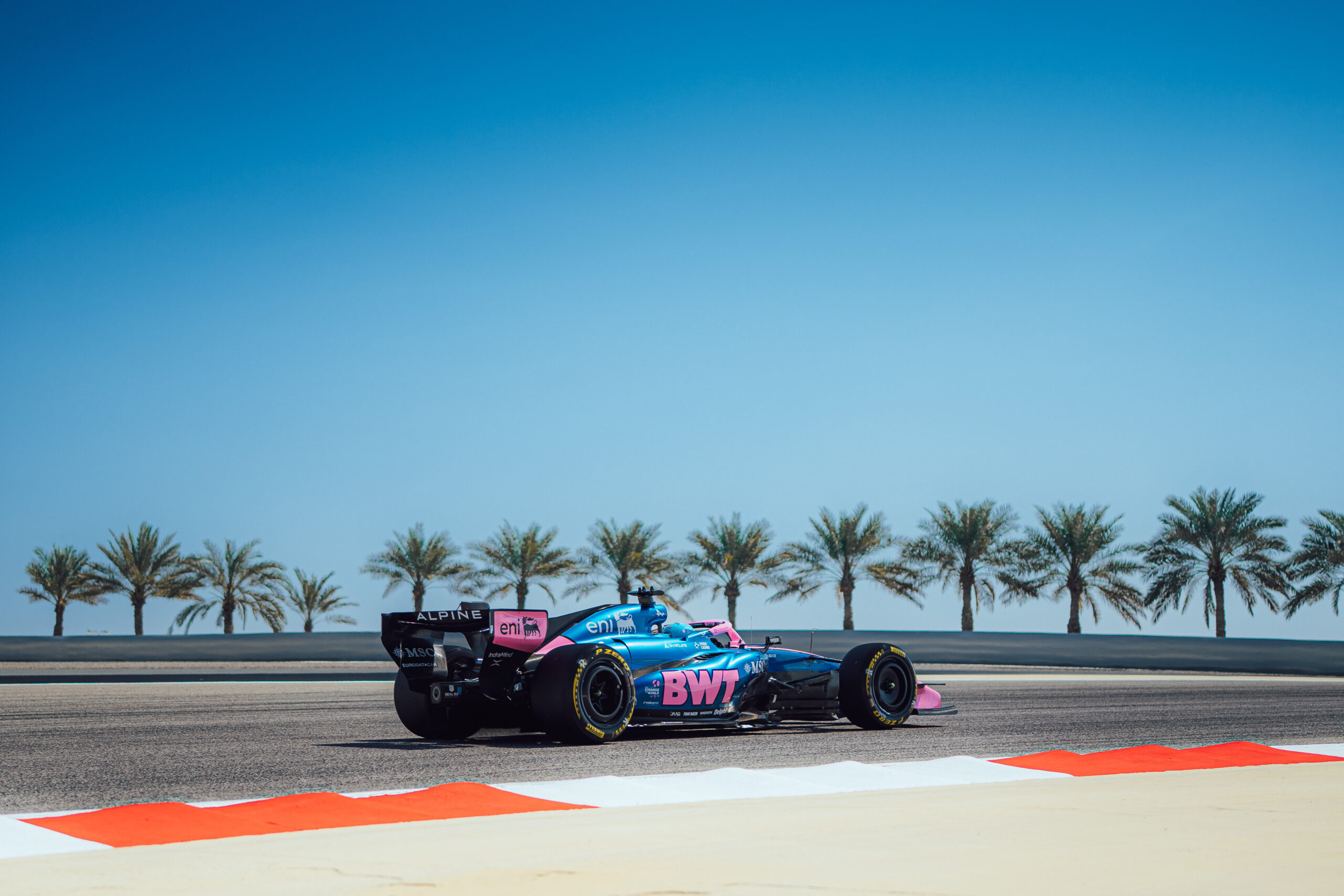 F1 encerra pré-temporada 2026 em sexta-feira de calor e ventos brandos no Bahrein