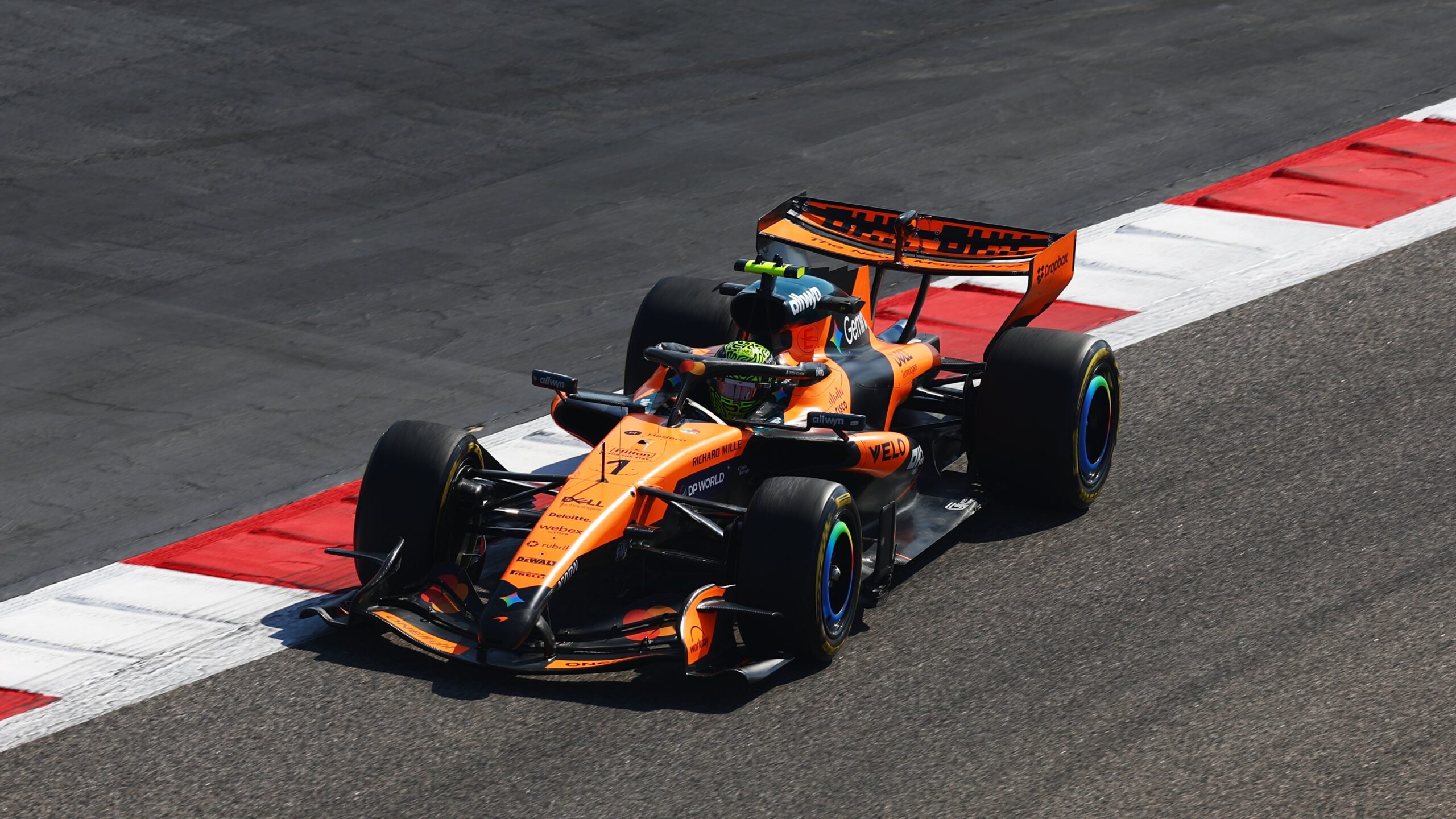 McLaren faz autoanálise e vê Ferrari e Mercedes “um passo à frente” após testes da F1