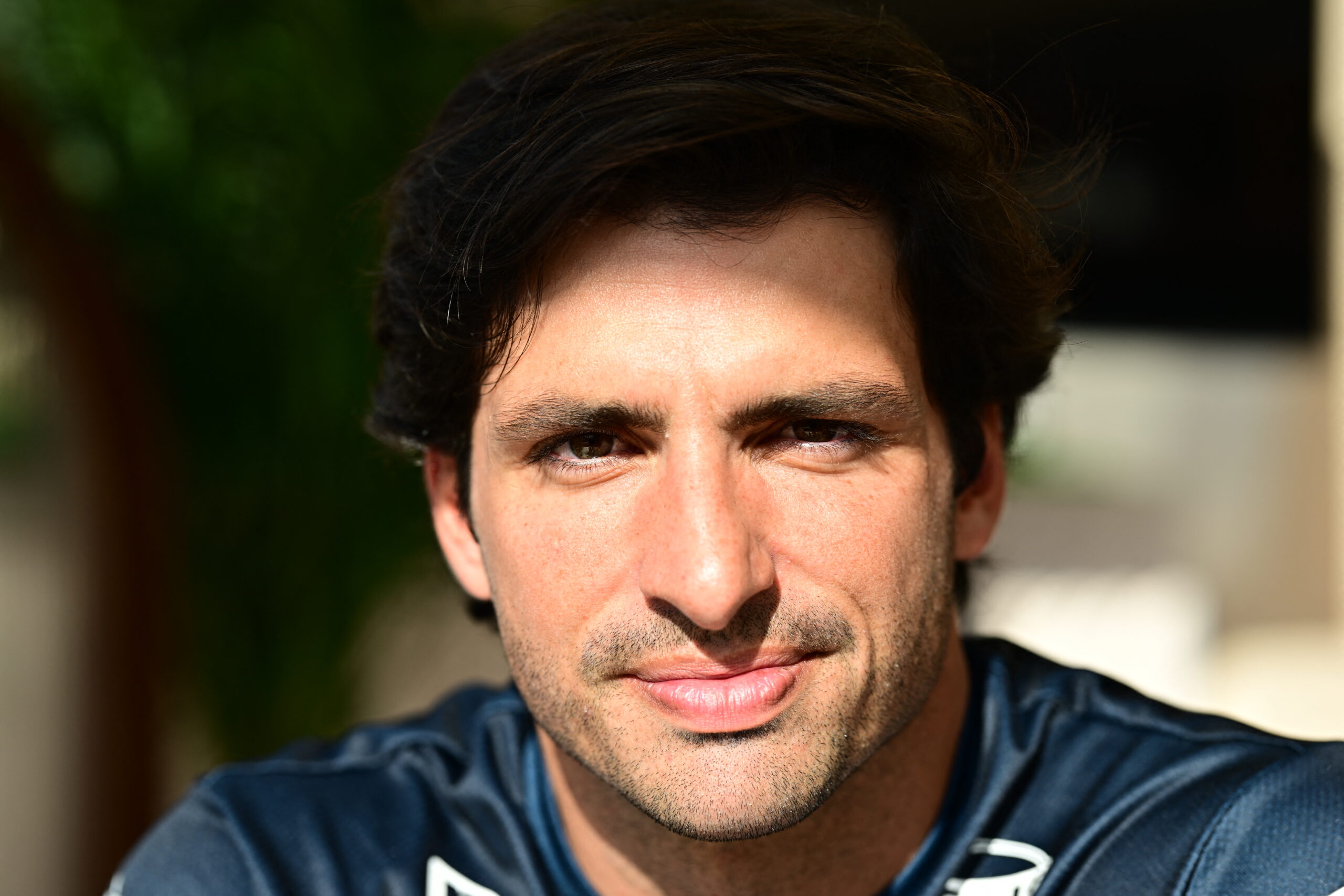 Sainz pede cautela com regras e manda recado sobre “jogar pedras no próprio telhado”