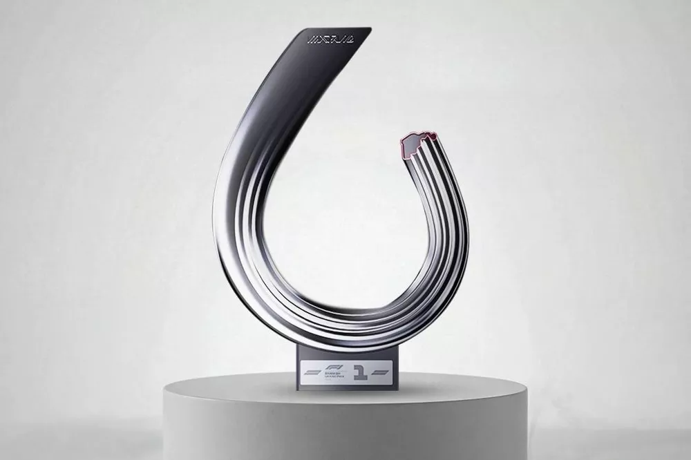 Promotor del GP de España presenta el trofeo de la primera carrera en el “Madring”