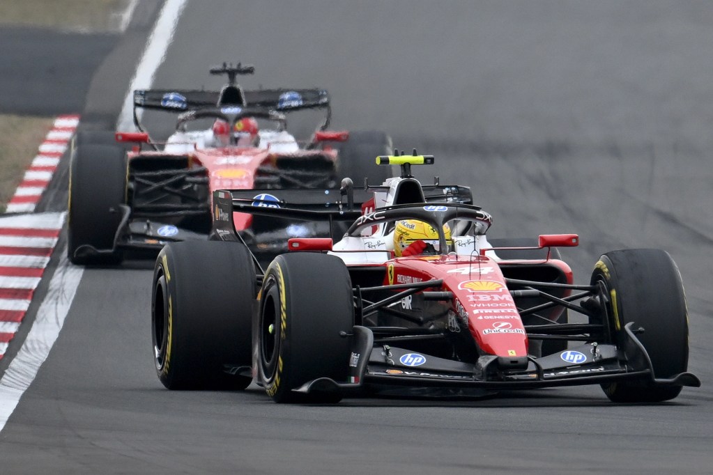 Ferrari libera a pilotos de luchar pese a riesgo de parecer “completamente idiota”