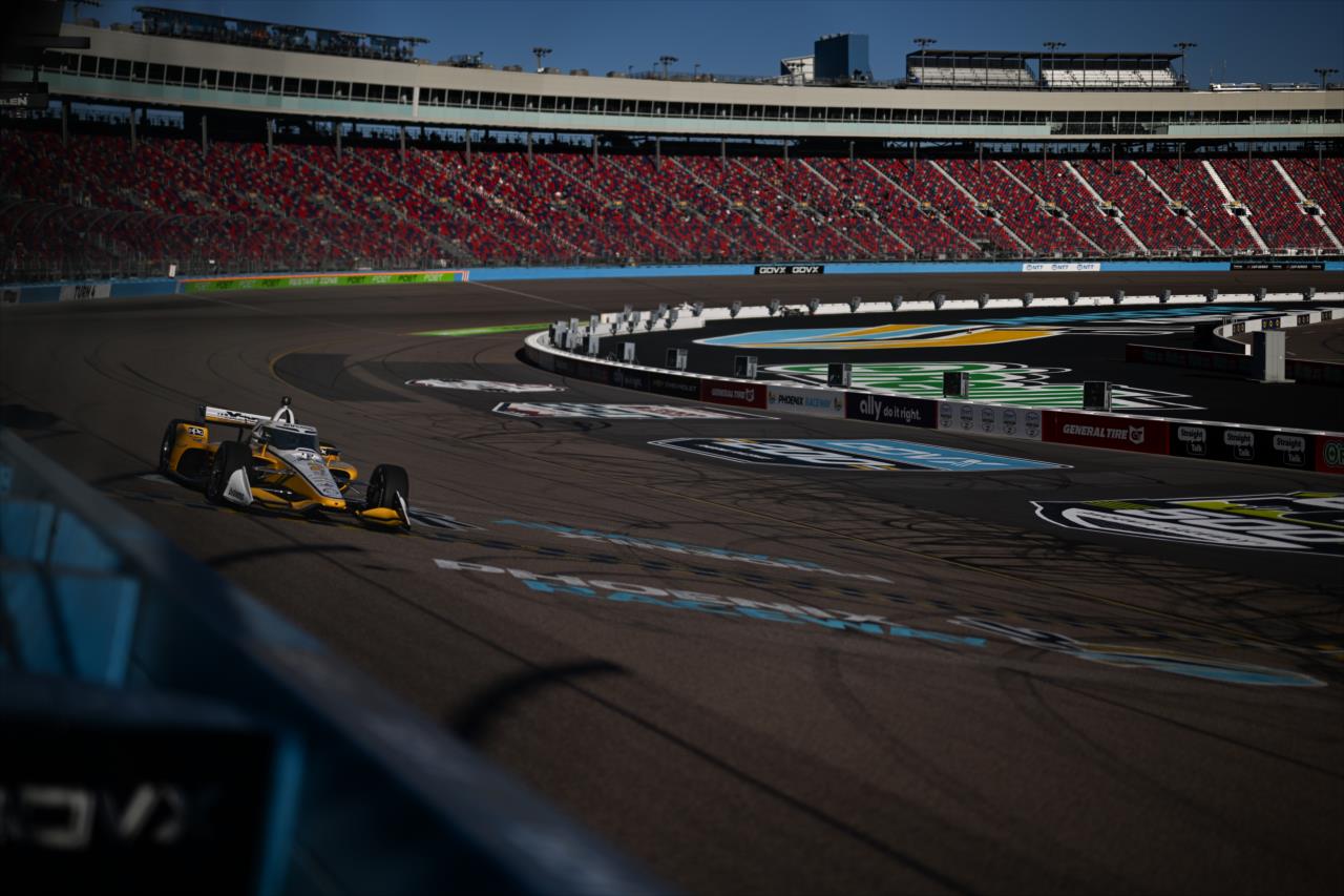 Newgarden acierta en la elección de estrategia y vence en Phoenix; Palou choca