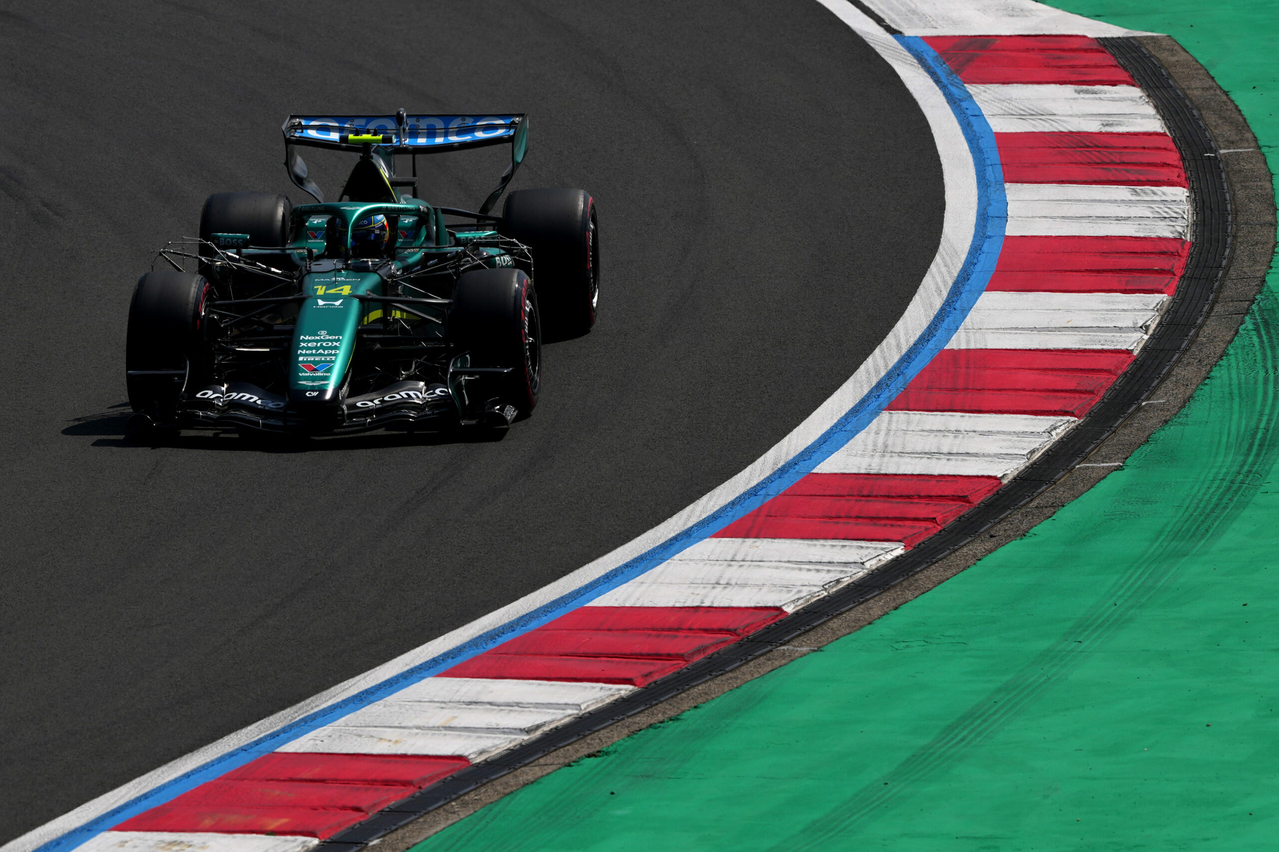 Aston Martin reporta problema de software y cambia la batería de Alonso