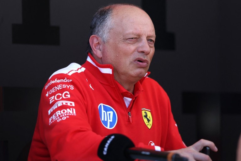 Evelyn Guimarães analisa crise da Ferrari: “Não vejo Vasseur como problema e não confio nos pilotos”