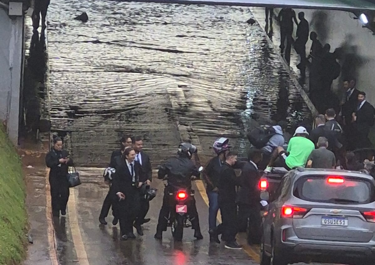 Chuva causa novo alagamento em túnel de acesso ao paddock da MotoGP em Goiânia