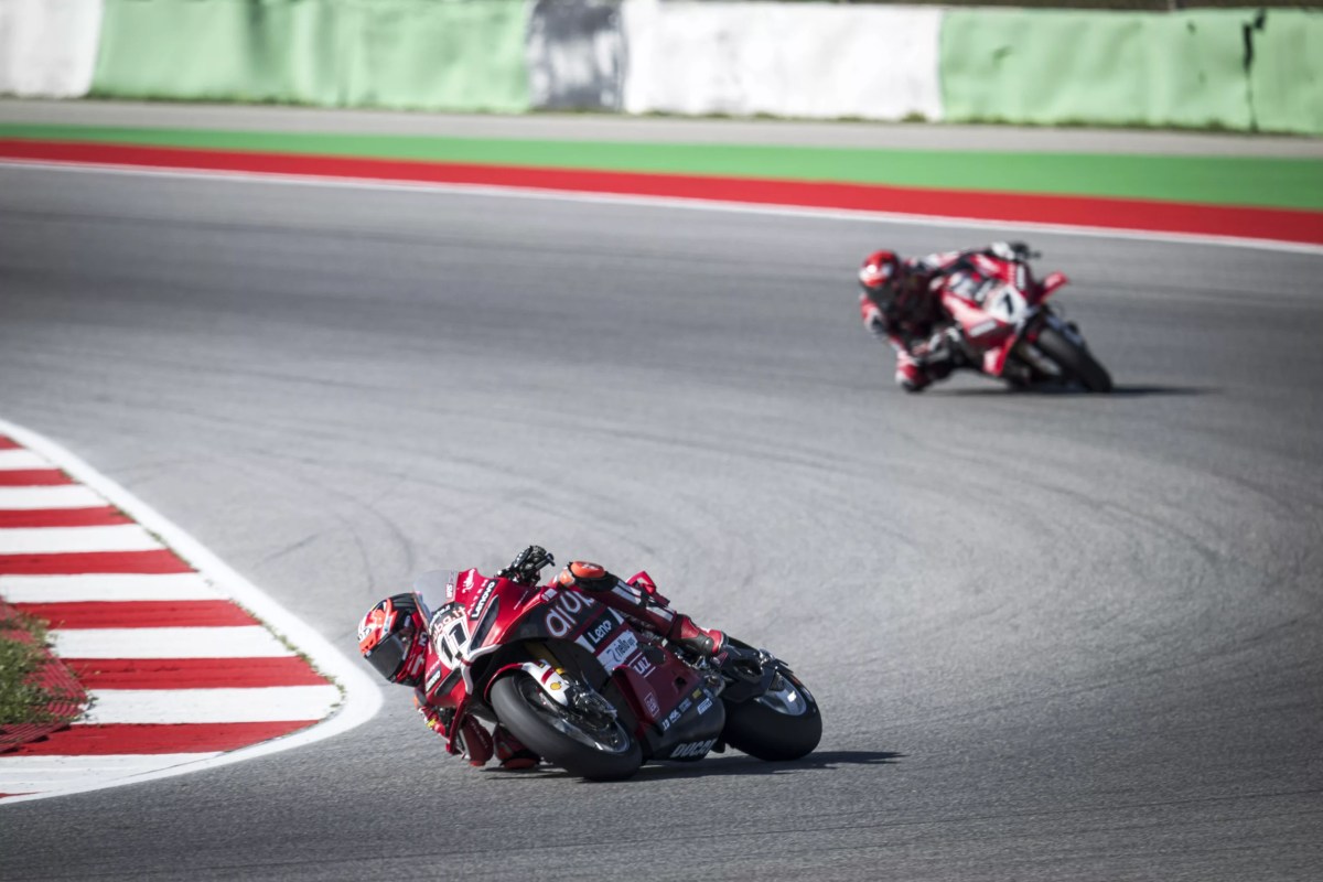 Bulega vence corrida 2 do WSBK e comanda varrida histórica da Ducati em Portugal