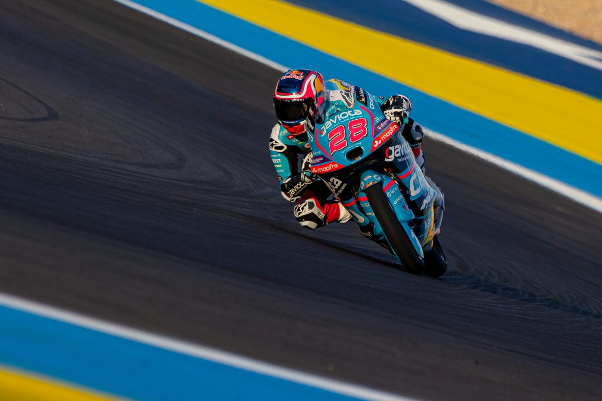 Quiles escala grid, aproveita queda de Almansa e vence acidentado GP do Brasil na Moto3