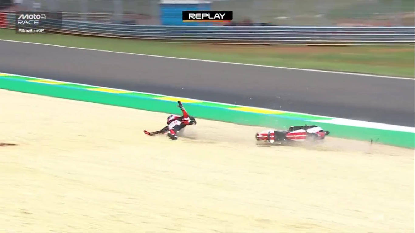 Rammerstorfer ricocheteia e sofre queda impressionante durante GP do Brasil de Moto3