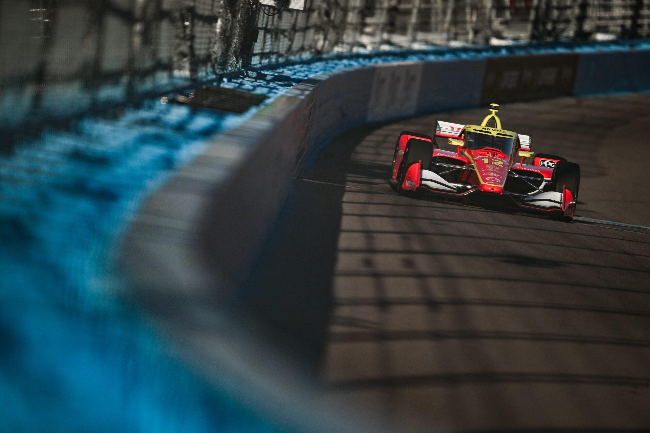 Malukas voa com Penske e conquista 1ª pole da carreira em Phoenix. Collet é 23º