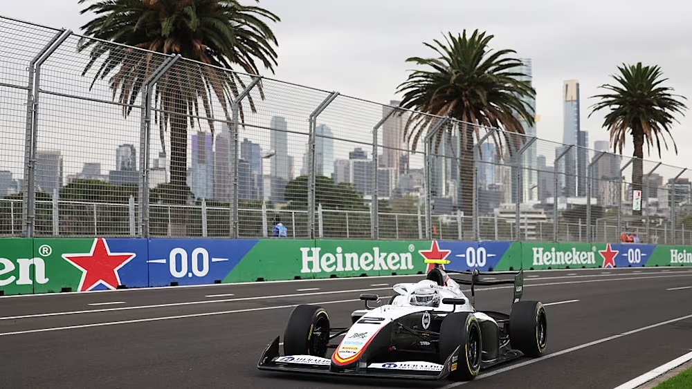 Ugochukwu vence a Badoer y comanda la práctica libre de F3 en Australia; Colnaghi, 15°