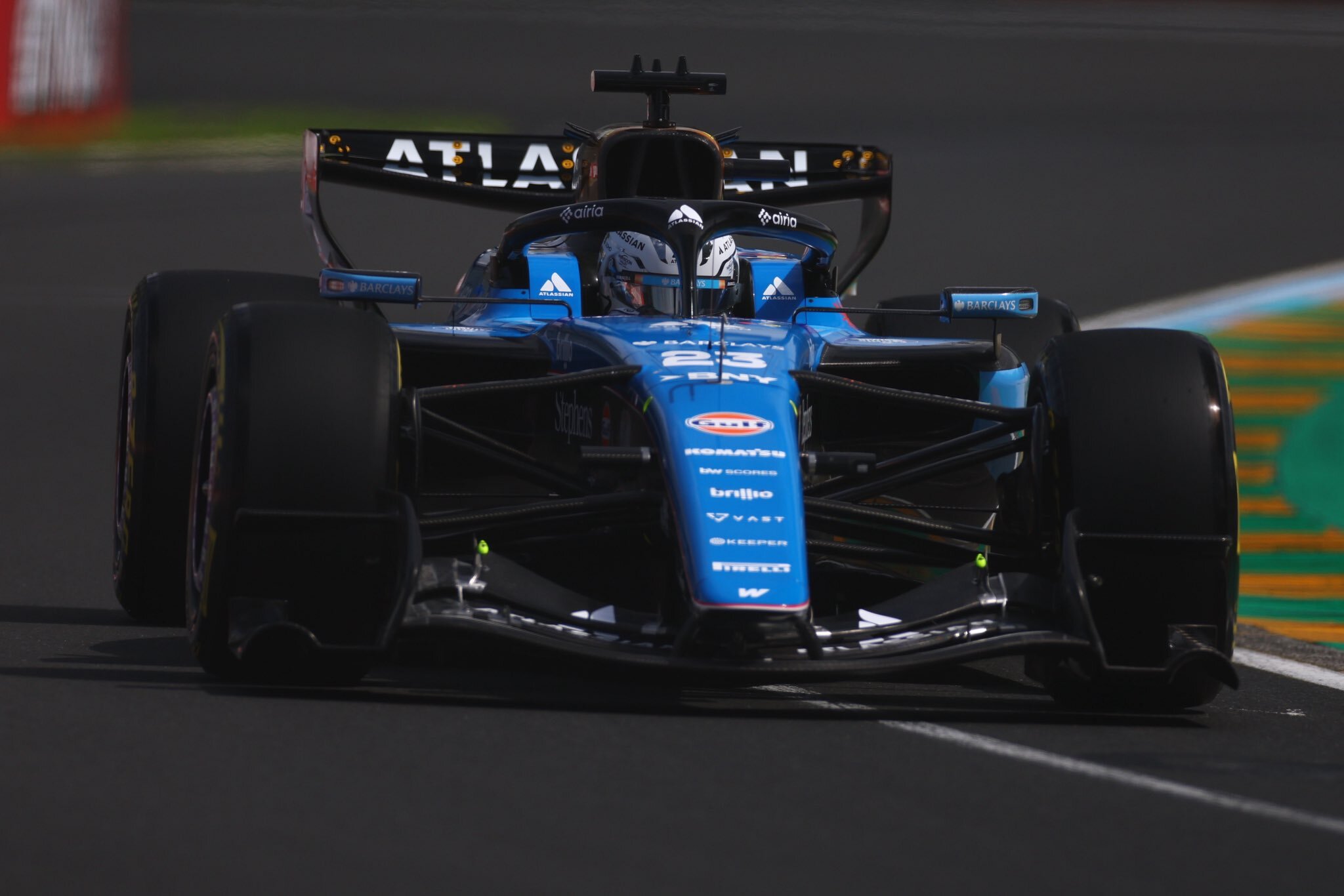 Albon revela que el FW48 de Williams “anda en tres ruedas”