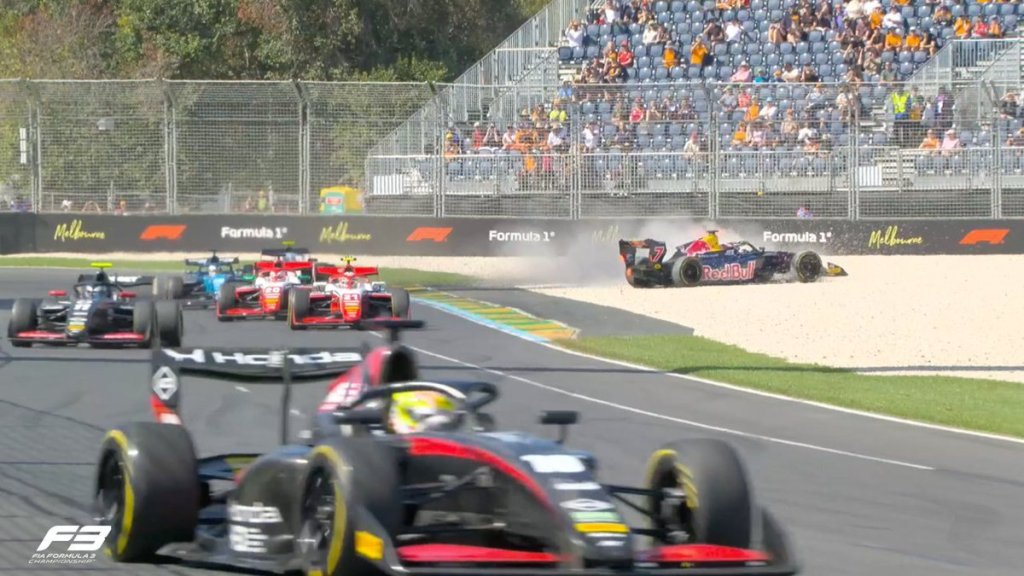 Colnaghi pierde el control y trompea en el inicio de la carrera sprint de F3 en Australia