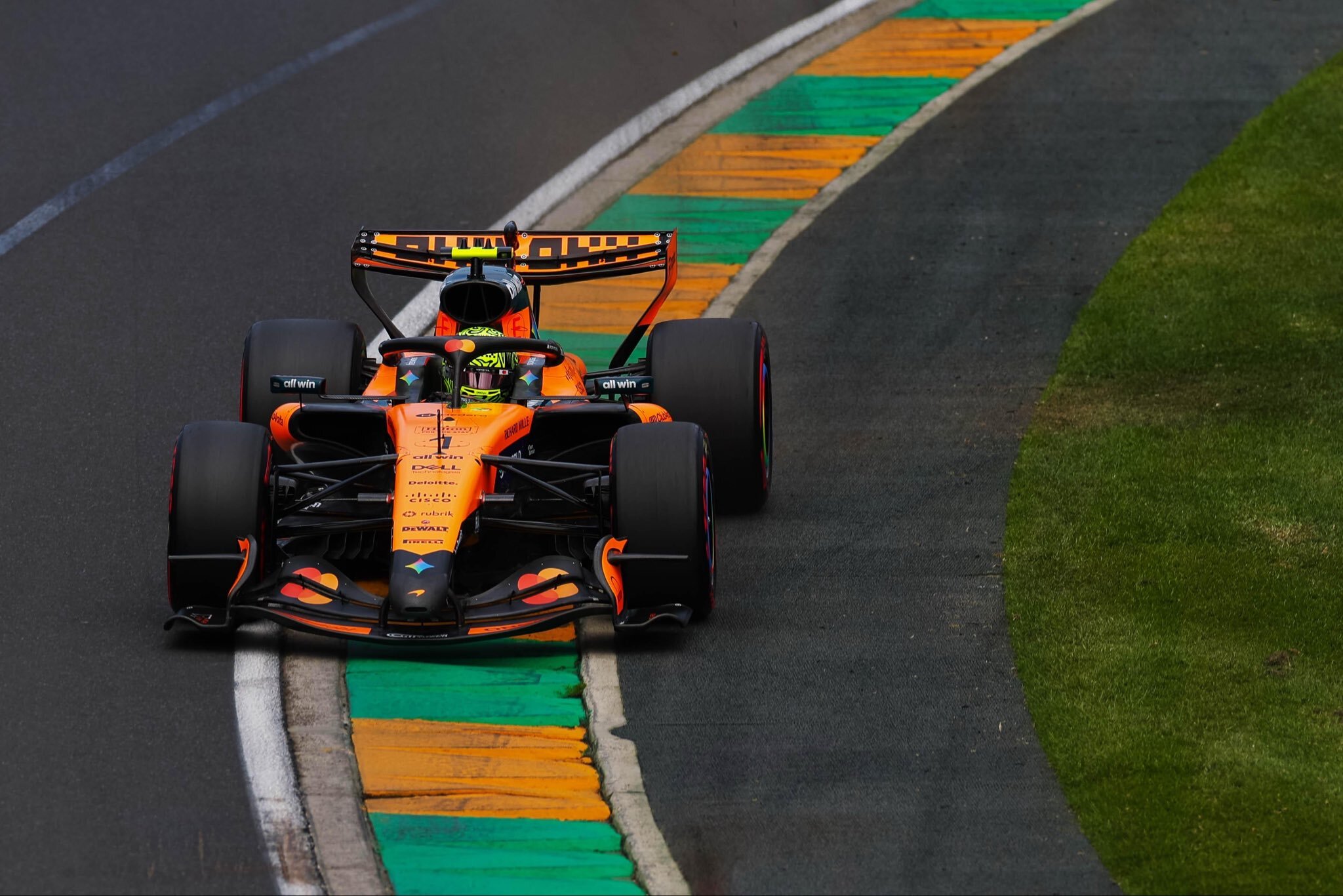McLaren ve desventaja y critica a Mercedes por falta de datos sobre el nuevo motor