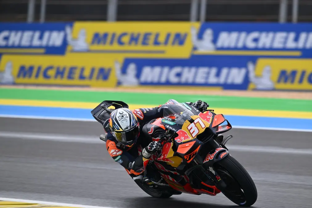 Acosta aparece al final, supera a Bezzecchi y lidera la FP1 de MotoGP en Brasil