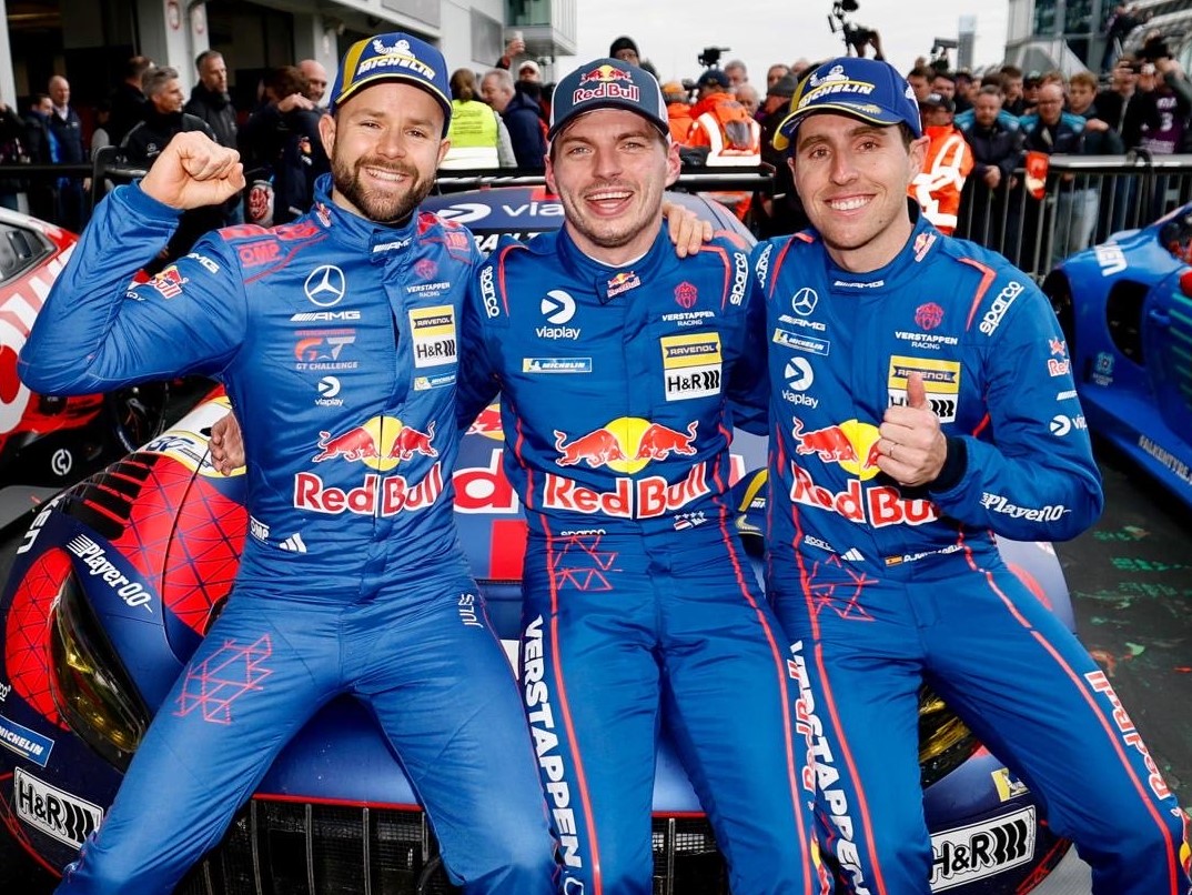 Verstappen gana en el “infierno verde” en debut con Mercedes