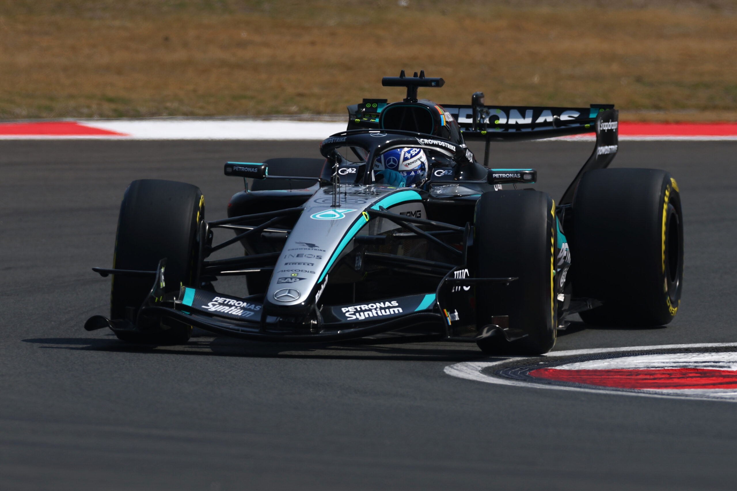 Russell celebra 2° puesto de largada tras problemas en Q3 de China