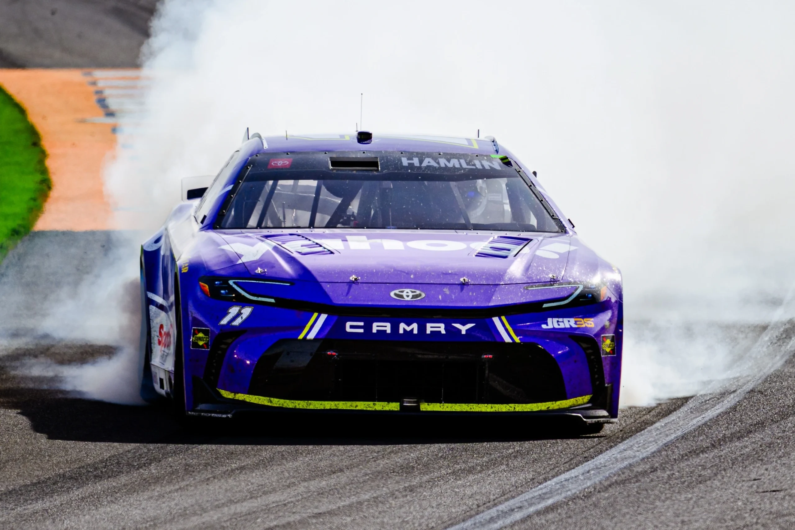 Hamlin se recupera tras sanción y gana carrera de NASCAR en Las Vegas