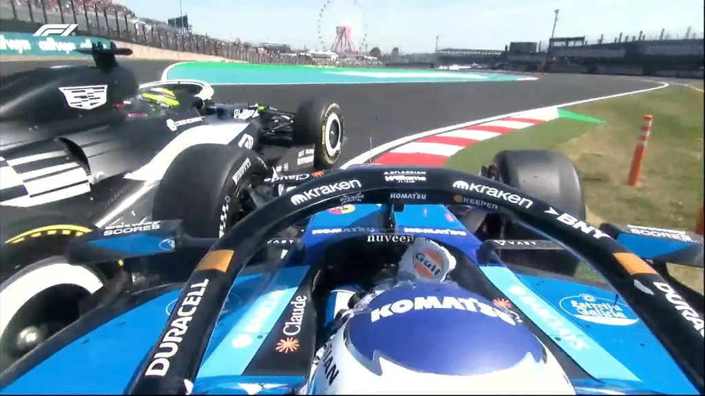 Pérez encierra a Albon y choca en el final de la primera práctica del GP de Japón
