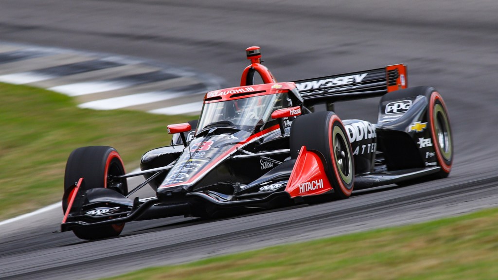 McLaughlin asusta a todos con un impacto en la FP2 de Indy en Barber al quedar debajo de un alambrado