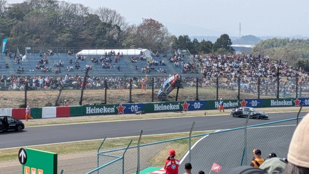 Un coche sale volando por encima de la valla en accidente de la Porsche Carrera Cup en Suzuka