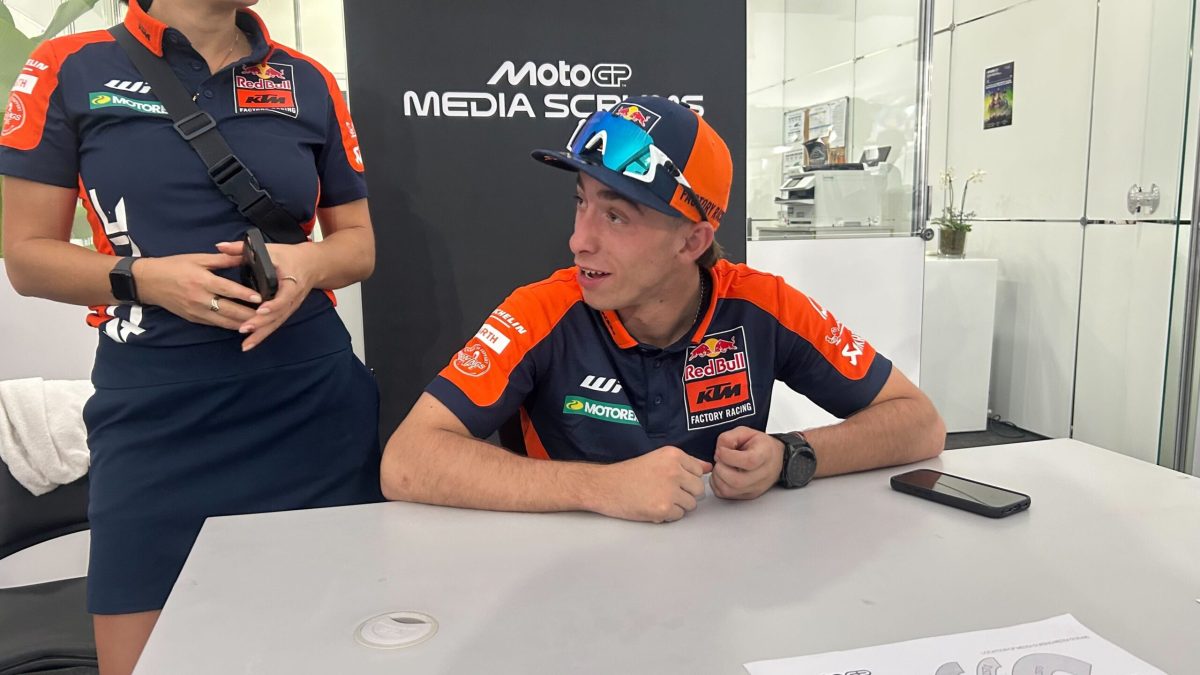 Acosta diz que “nunca viu um buraco” em pista da MotoGP e dispara: “Tudo está sujo”