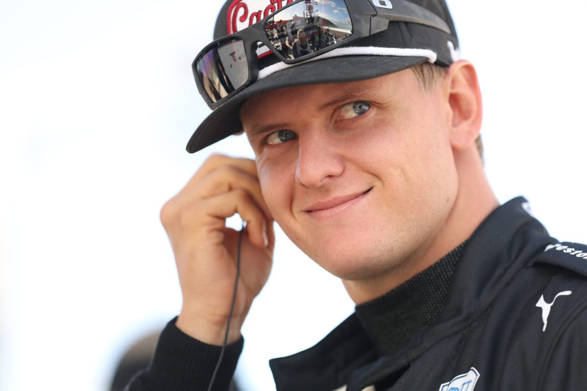 Schumacher brinca com peculiaridades e boneca Georgina no Alabama: “Que não caia”