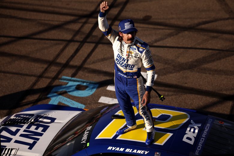 Blaney executa recuperação em Phoenix e vence 1ª da Penske na Nascar 2026
