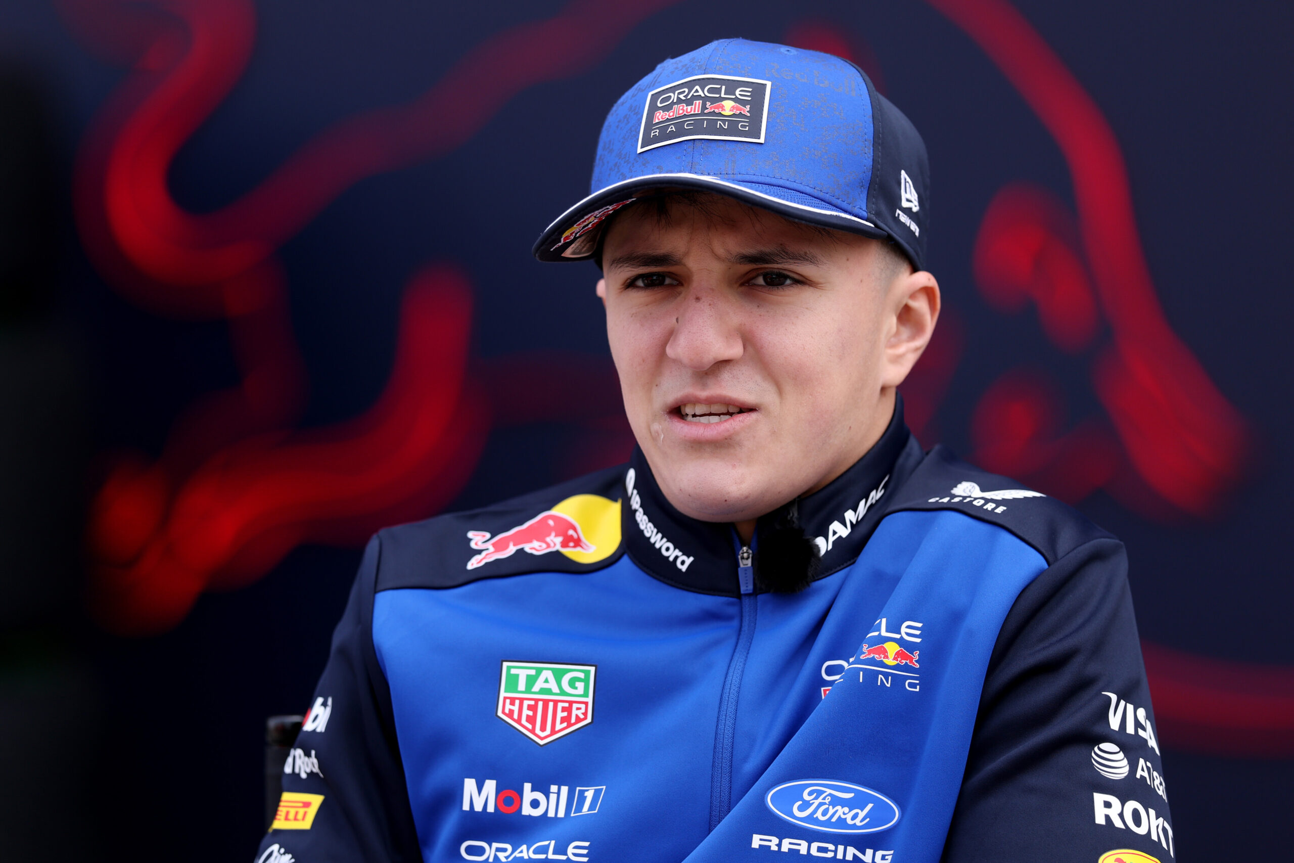 Hadjar lembra receio de assumir assento “estranho” ao lado de Verstappen na Red Bull