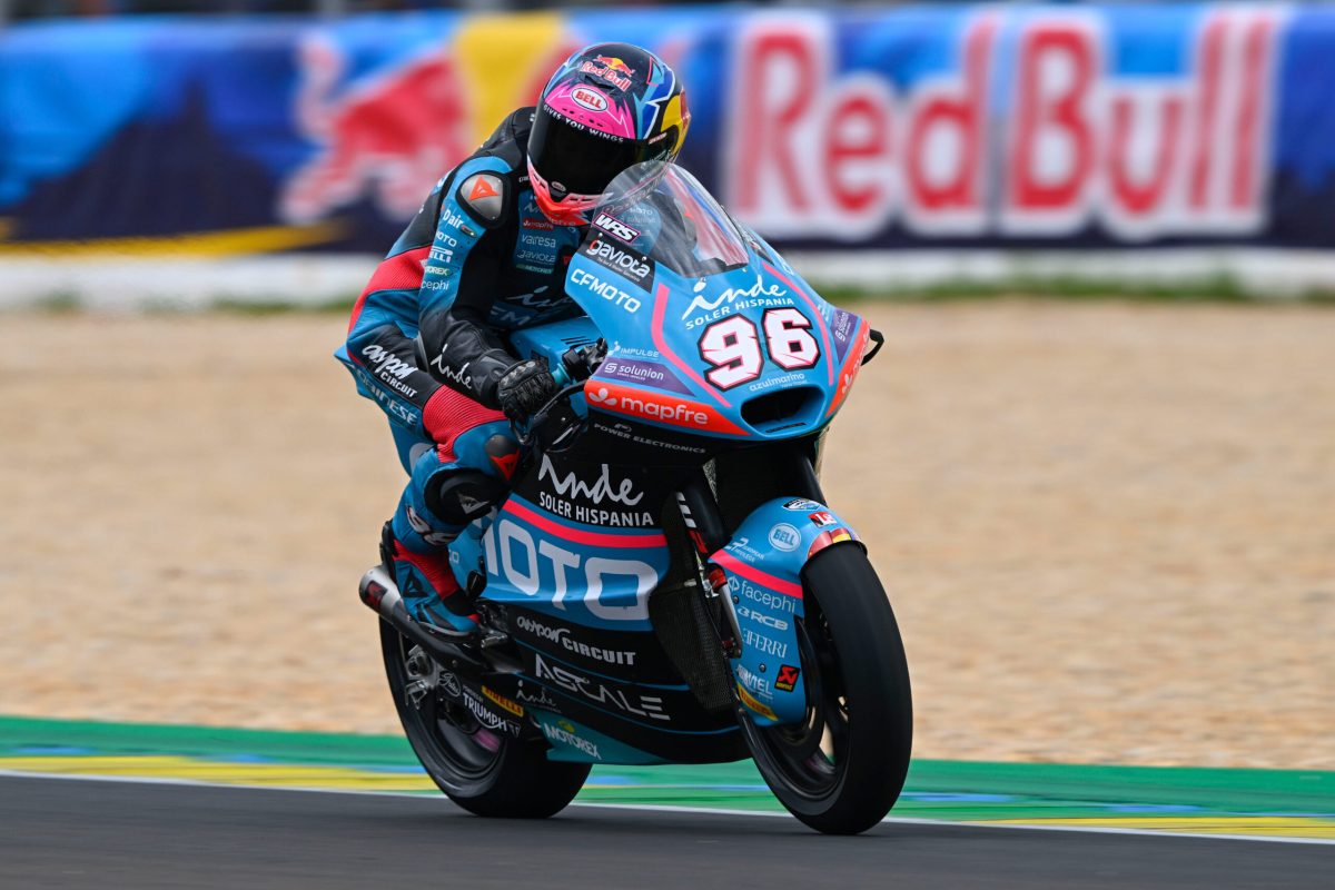 Holgado segura ímpeto de Muñoz no fim e vence GP do Brasil na Moto2. González é 3º