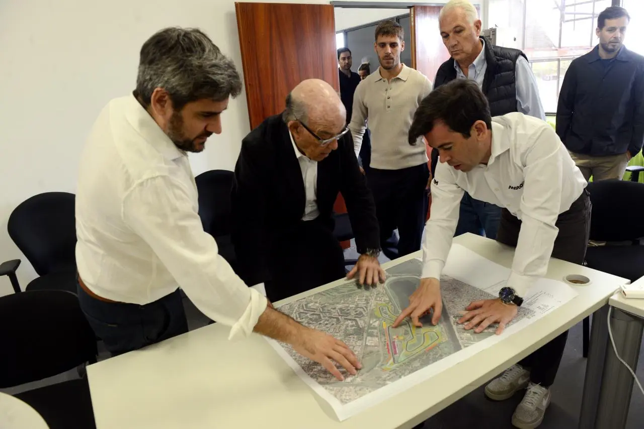 CEO de MotoGP inspecciona obras en el Autódromo de Buenos Aires