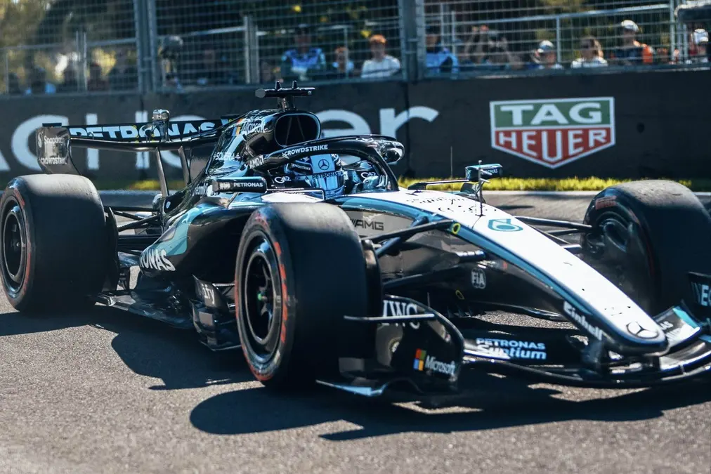 Russell celebra su pole y predice una “carrera emocionante” en el GP de Australia