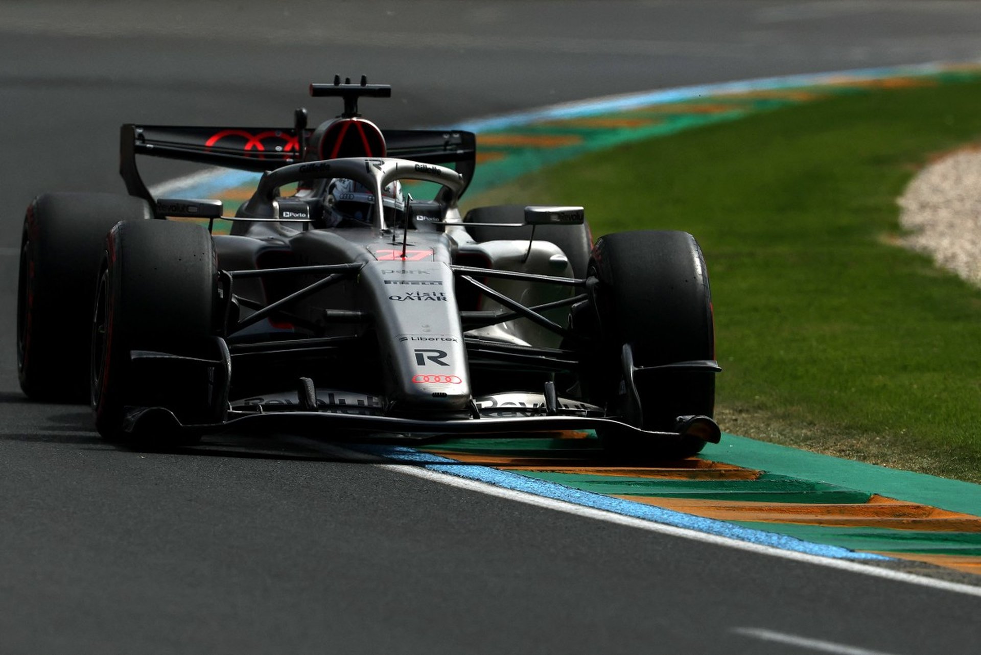 Audi de Hülkenberg para em pista e é recolhido às pressas aos boxes na Austrália