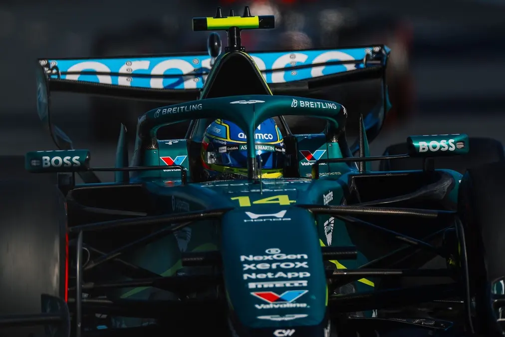 Alonso ve a Aston Martin “diez veces por detrás” de rivales en la F1 2026