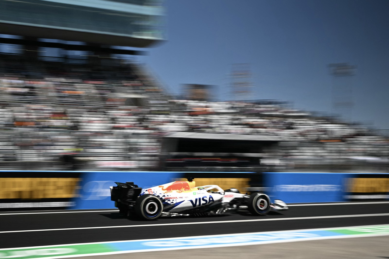 Leclerc troca golpes com Verstappen e lidera TL1 do GP da Austrália da F1. Bortoleto é 9º