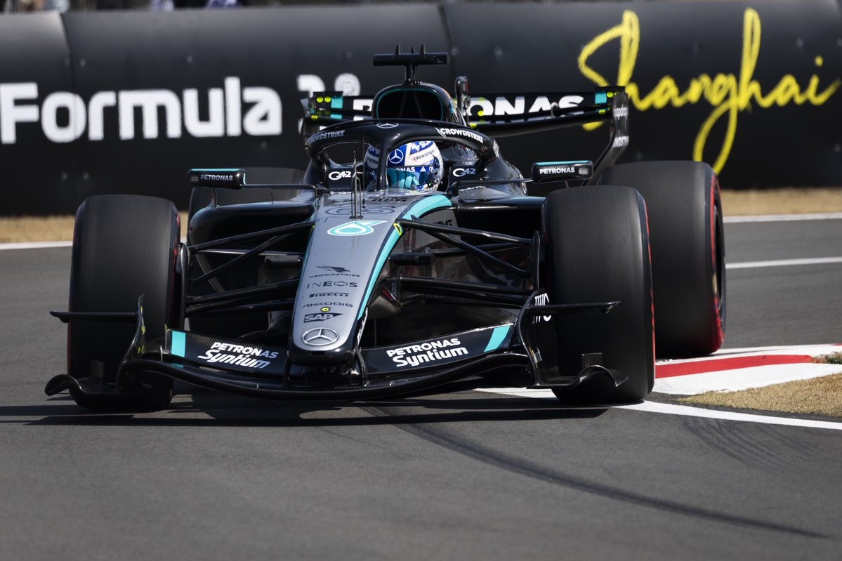 Russell barbariza com Mercedes e conquista pole da sprint no GP da China. Bortoleto é 14º
