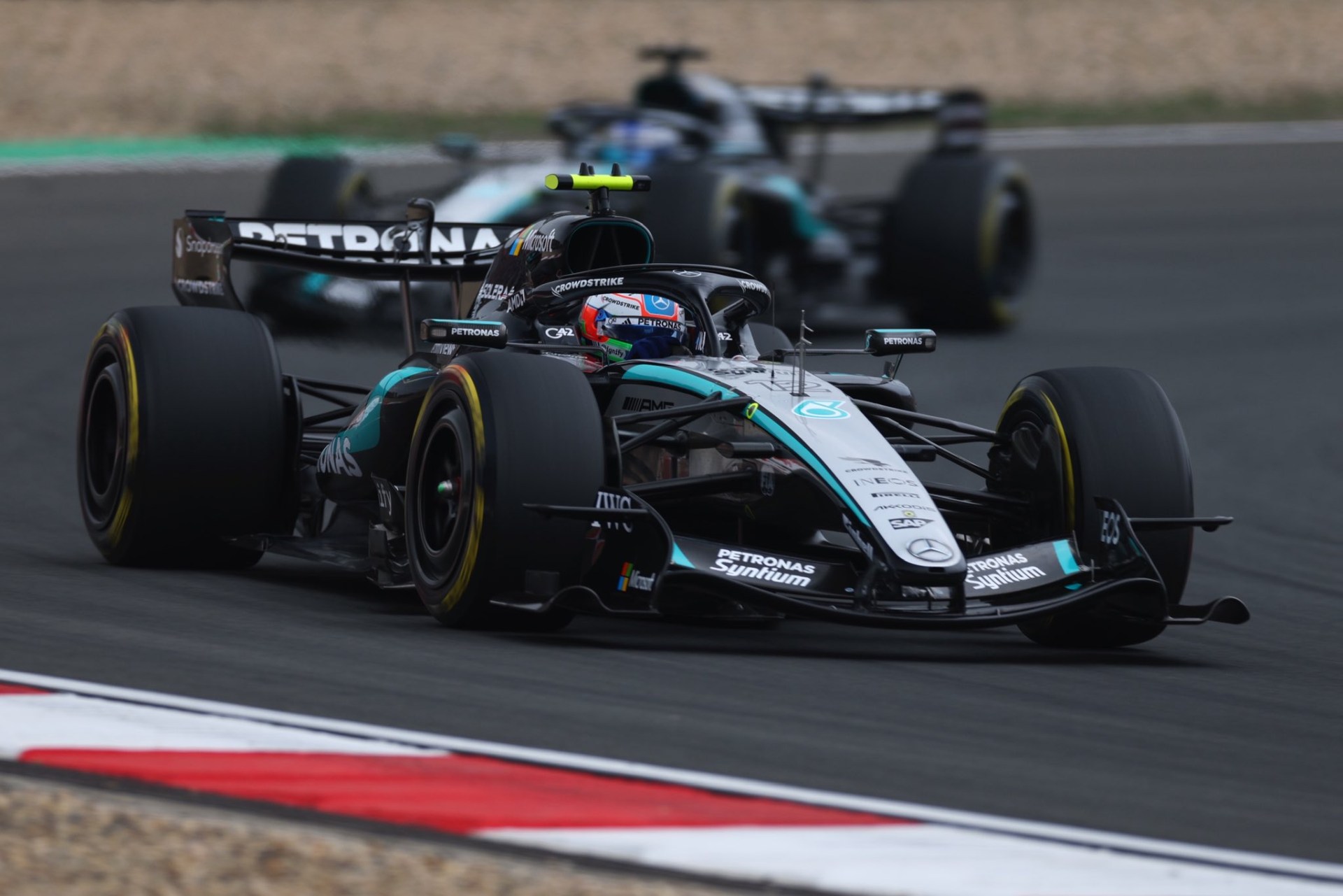 Ferrari aciona FIA e pede esclarecimentos sobre fechamento das asas da Mercedes