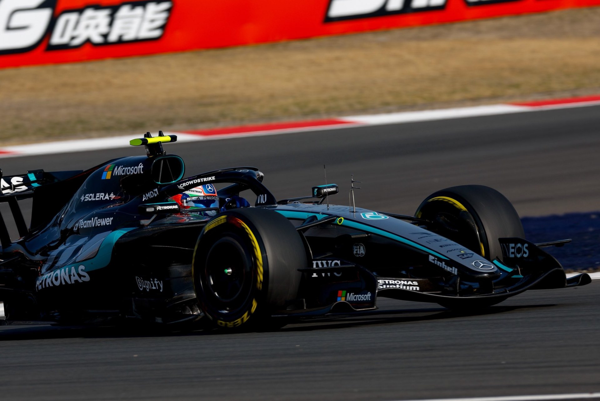 Antonelli conta com problema de Russell e conquista pole do GP da China. Bortoleto bate