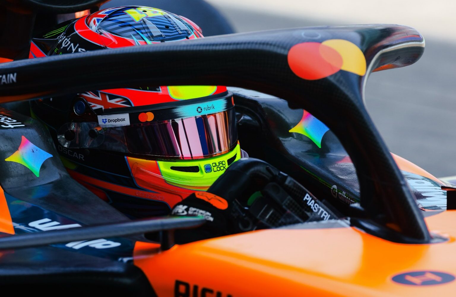 Piastri celebra 3º lugar no grid do Japão e vê McLaren “se aproximando” da Mercedes na F1