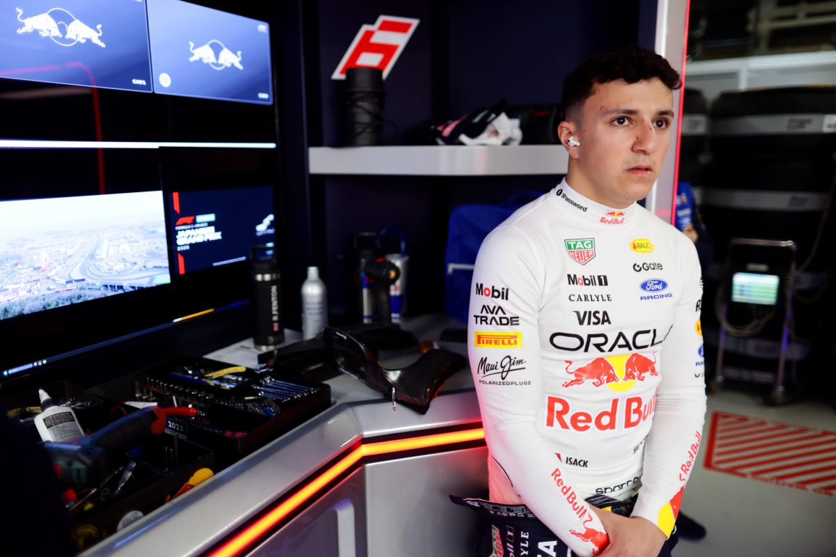 Red Bull elogia “dedicado” Hadjar, mas diz que “não dá para comparar” com Verstappen