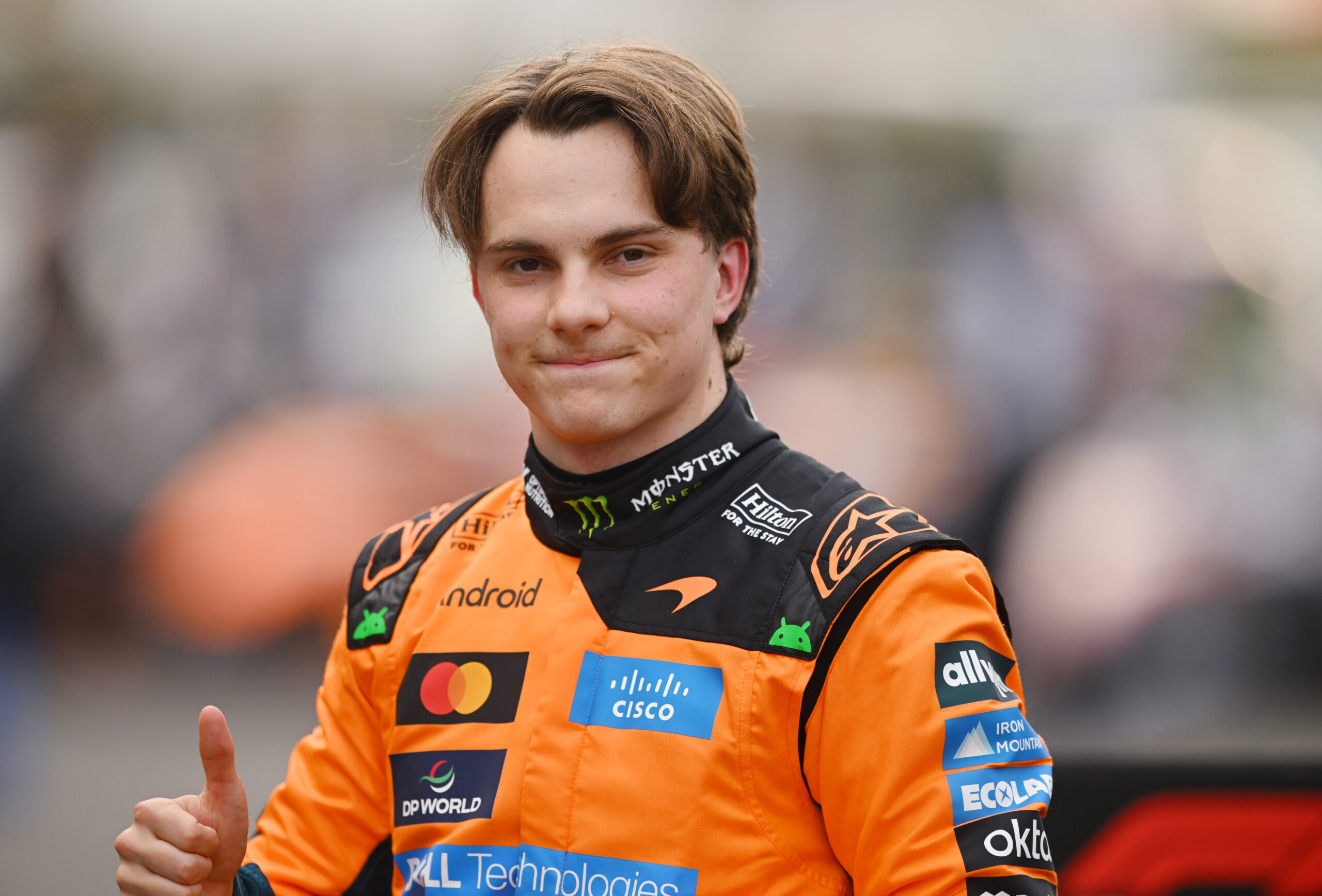 Piastri pede à McLaren para “não se iludir” após duelo com Mercedes no Japão
