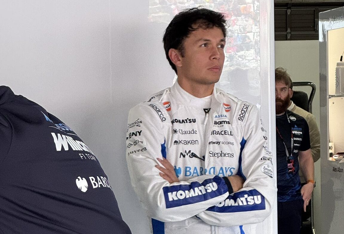 Albon diz que problemas na F1 2026 expõem “grandes gargalos” na Williams