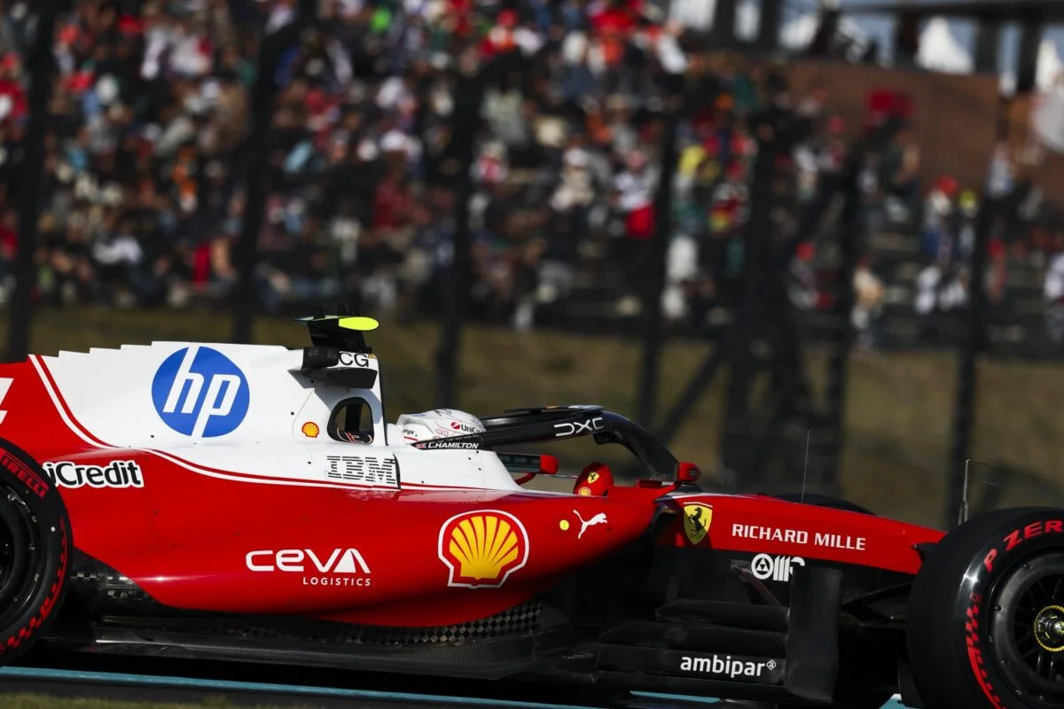 Hamilton señala el factor que coloca a McLaren “muy por delante” de Ferrari en Japón