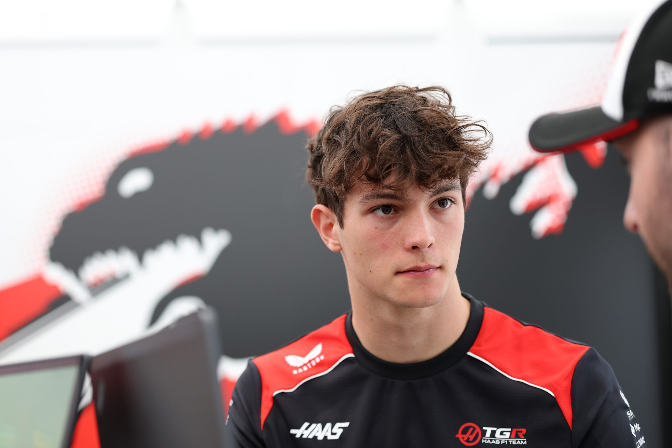 Haas diz que “não faz sentido se preocupar” com possível saída de Bearman para Ferrari