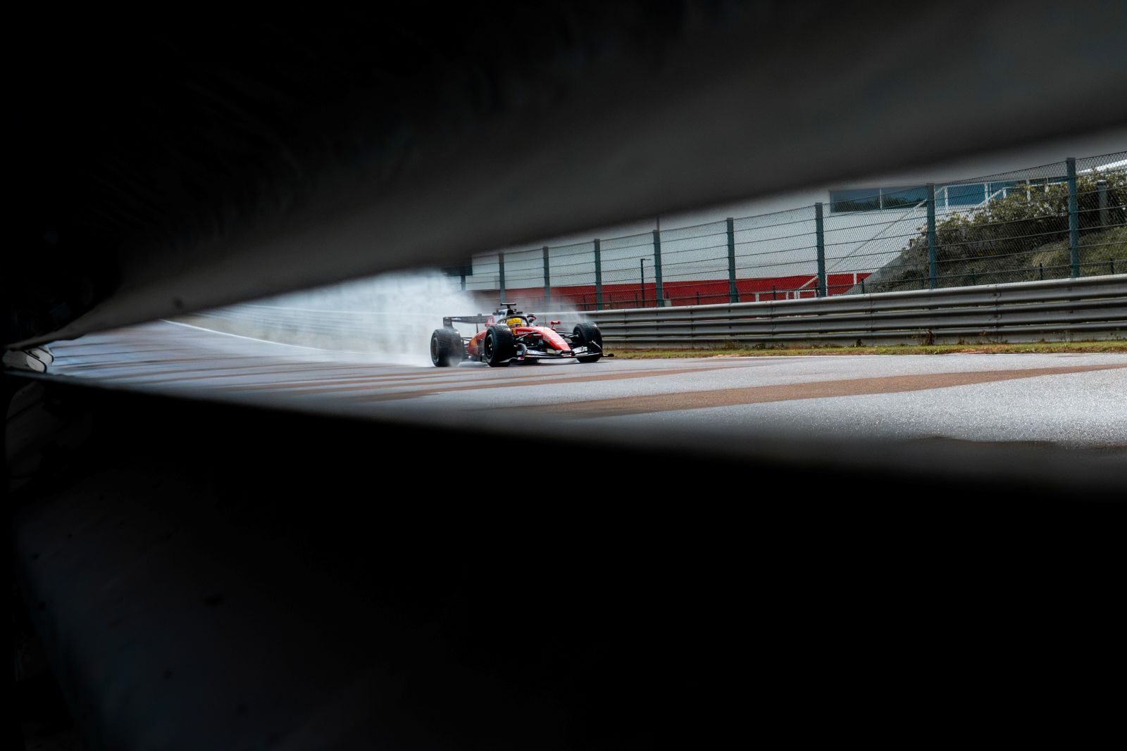 Hamilton completa quase 900 km em testes de pneus de chuva da Pirelli na pista de Fiorano