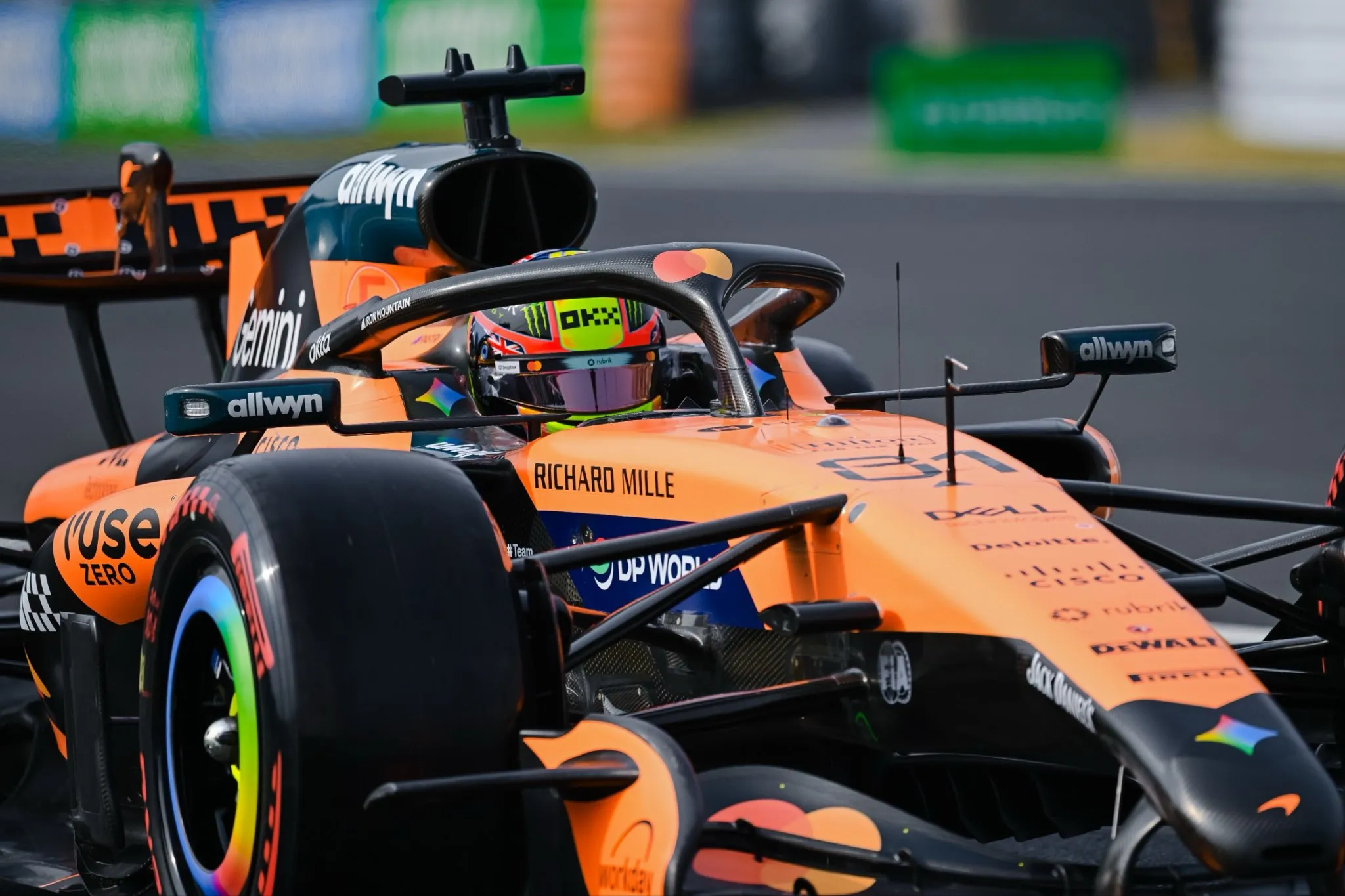 Piastri pide a McLaren “no ilusionarse” tras el duelo con Mercedes en Japón