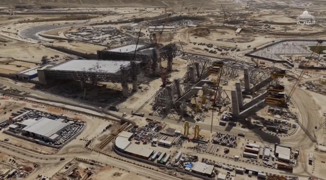 Arabia Saudita muestra avances de la obra en Qiddiya con curva 1 de 70 metros de alto