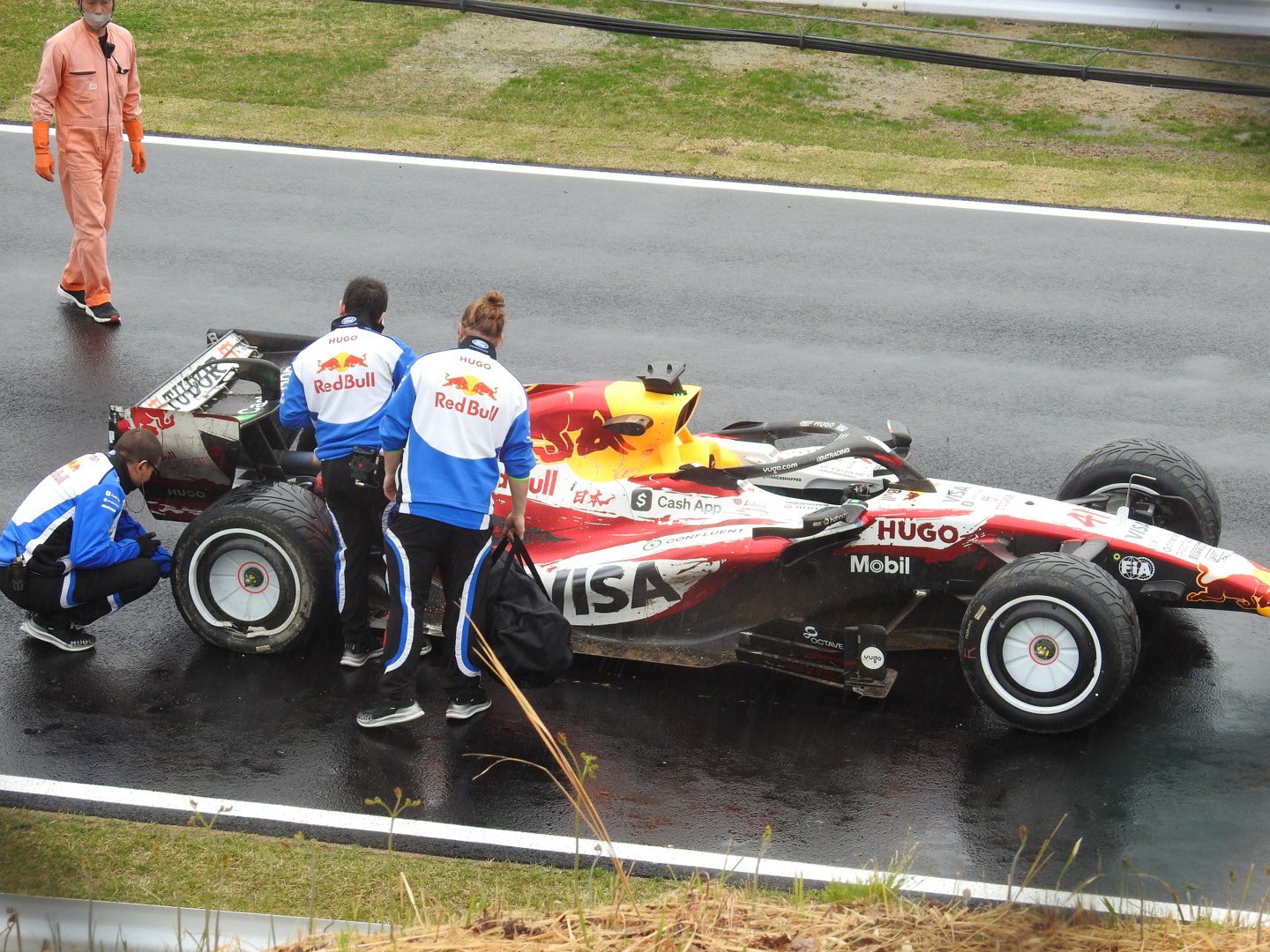 Lindblad bate com pista molhada e interrompe teste de pneus da F1 2027 em Suzuka