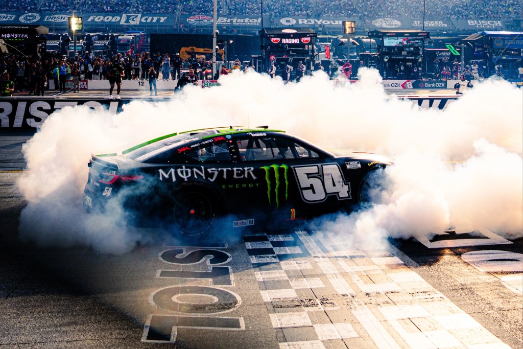 Gibbs acierta con la estrategia en Bristol y logra 1ª victoria en NASCAR