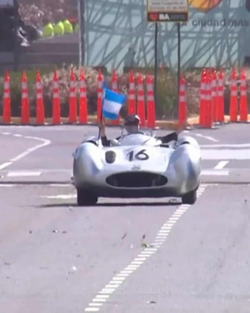 Colapinto vuelve a pista y conduce el Mercedes de Fangio en la exhibición de Buenos Aires
