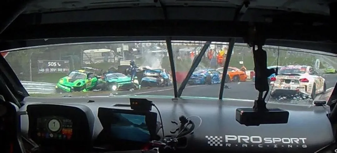 Primera carrera clasificatoria en Nürburgring es suspendida tras accidente múltiple